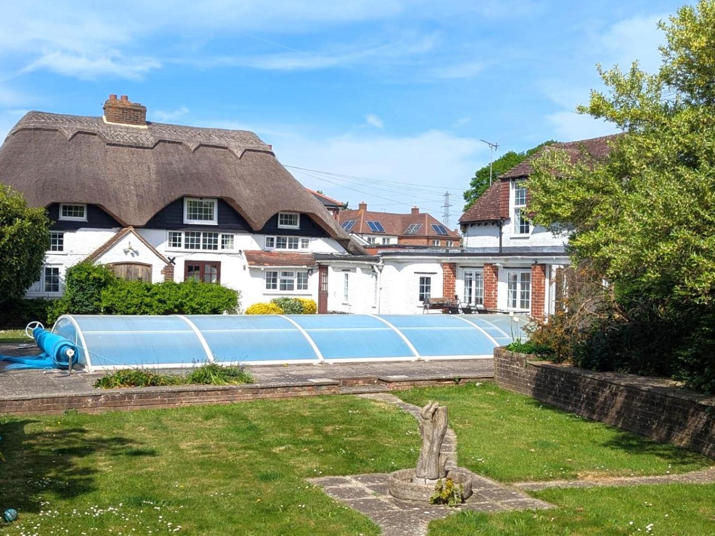Beautiful Thatched Cottage With Outdoor Pool, Secure Garden, Dog & Family Friendly! Chichester Holiday Properties Bosham Ngoại thất bức ảnh